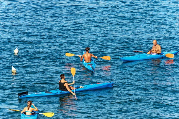 Spezia Italia Julio 2022 Grupo Cuatro Kayakistas Mar Mediterráneo Azul —  Fotos de Stock