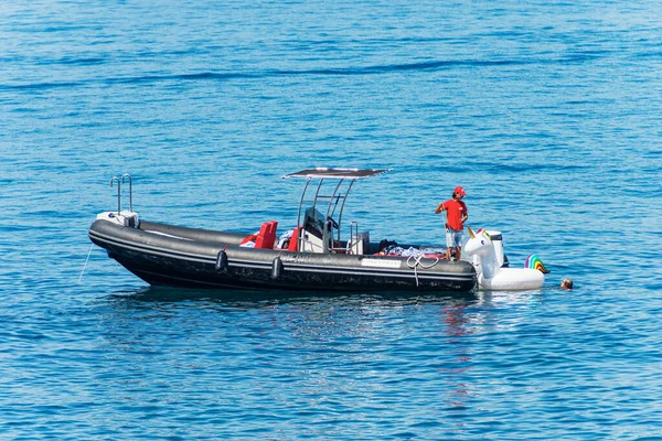 Spezia Italien Juli 2022 Schwarzes Schlauchboot Mit Einer Person Bord — Stockfoto