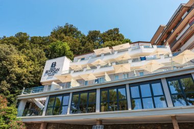 LERICI, İtalya - 16 Temmuz 2022: Byron Oteli cephesi, Lerici Kasabası 'nda dört yıldız, La Spezia Körfezi, Akdeniz, Ligurya, İtalya, Güney Avrupa' da turizm beldesi.