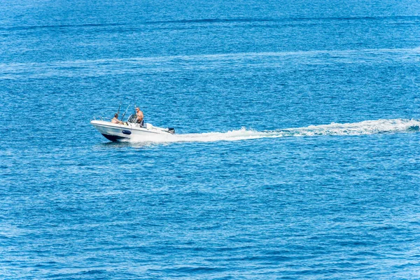 Spezia Italy Липня 2022 Білий Швидкохідний Човен Двома Дорослими Рибалками — стокове фото