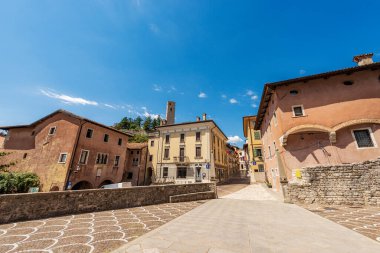 Ortaçağ Katedrali 'nden (Santa Maria Assunta Duomo) Gemona del Friuli şehri. 1976 'da bu kasaba iki depremle harap oldu. Udine Eyaleti, Friuli-Venezia Giulia, İtalya, Avrupa.