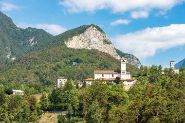 Manastır ve San Gallo Kilisesi 1119 yılında Udine 'nin Moggio Udinese, Friuli-Venezia Giulia, İtalya, Carnic Alps ve Julian Alps adlı küçük bir köyde kurulmuştur..