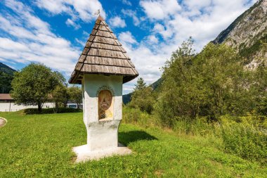 Ahşap çatılı eski bir adak tapınağı. Küçük Laglesie San Leopoldo köyü, Pontebba belediyesi, Udine ili, Friuli-Venezia Giulia, İtalya, Carnic Alps ve Julian Alps, Avrupa.