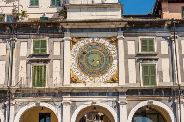 Brescia şehir merkezinde. Rönesans tarzı saat ve çan kulesi, 1540-1550 yılları arasında, Loggia şehir meydanında (Piazza della Loggia). Lombardy, İtalya, Avrupa. Astronomik saat ve burç takımyıldızları..