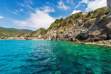 Sahil ve Ligurya Monterosso al Mare Köyü plajlı. Cinque Terre Ulusal Parkı, Liguria, La Spezia ili, İtalya, Avrupa turizm beldesi. UNESCO dünya mirası sahası.