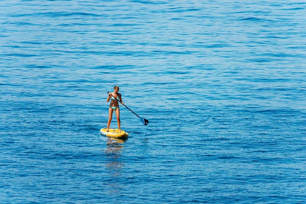 意大利Tellaro 2022年7月19日 一位站在地中海船桨板或船桨板上的成熟女性 意大利利古里亚La Spezia湾Tellaro — 图库照片