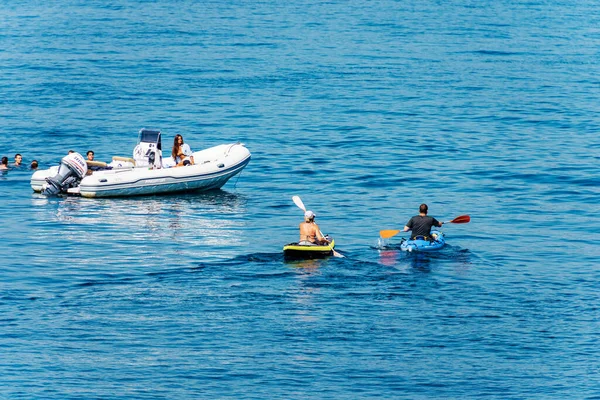 Tellaro イタリア 2022年7月19日 青い地中海で2人のカヤック ゴム製のダイニングに乗っている若い女の子 いくつかの男の子が泳いでいます スペツィア湾 リグーリア州 イタリア 南ヨーロッパ — ストック写真