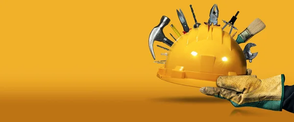 Arbeiter Mit Arbeitshandschuhen Die Einen Gelben Schutzhelm Mit Vielen Arbeitsgeräten — Stockfoto