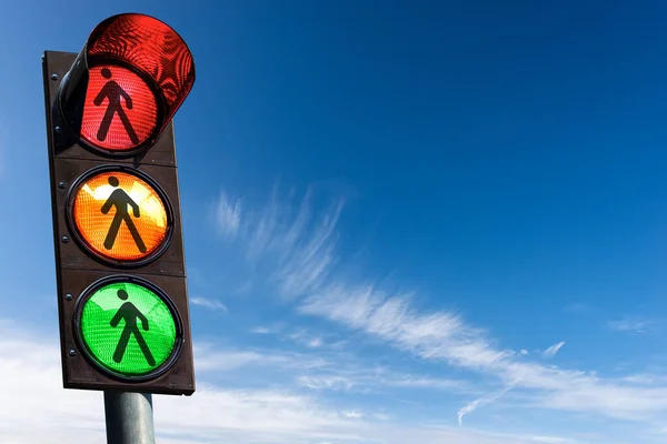 Primer Plano Semáforo Señal Tráfico Peatonal Contra Cielo Azul Claro —  Fotos de Stock