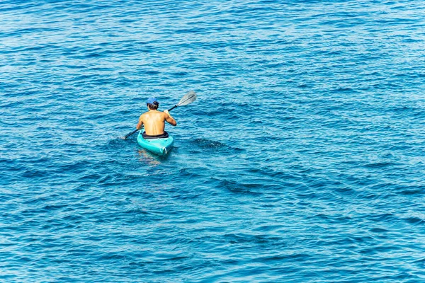 35岁的年轻人乘坐皮划艇在蓝色的地中海划桨 意大利利古里亚拉斯皮西亚湾Lerici市Tellaro村 — 图库照片
