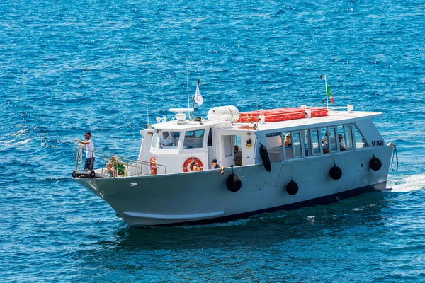 Tellaro Italie Juillet 2022 Ferry Blanc Avec Des Touristes Bord — Photo