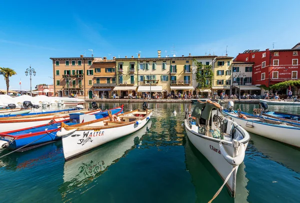 Lazise Italië Mei 2021 Oude Haven Met Kleine Boten Afgemeerd — Stockfoto