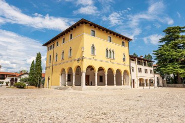 Spilimbergo şehir merkezinde. Venedik tarzında, La Loggia ya da La Pergola adında antik bir saray. Katedral Meydanı (Piazza del Duomo), Pordenone ili, Friuli-Venezia Giulia, İtalya, Avrupa.