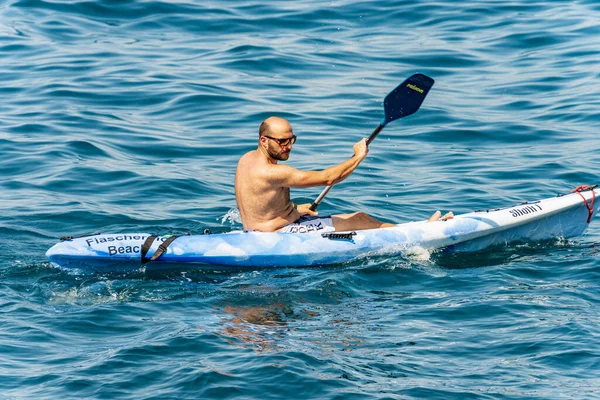 洛杉矶 意大利 2019年7月21日 在阳光明媚的夏日 45岁的成年男子在蓝色地中海小船上划桨 意大利利古里亚拉斯皮西亚湾Lerici Tellaro村 — 图库照片