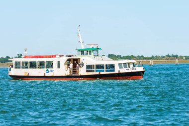 Venedik, İtalya - 2 Haziran 2021: güneşli bir bahar gününde Venedik Gölünde hareket halindeki turistlerle feribot veya Vaporetto. Venedik, Veneto, İtalya, Avrupa. Actv (toplu taşıma için belediye kuruluşu)).