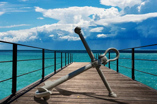 Close Van Een Groot Anker Een Kleine Houten Pier Met — Stockfoto