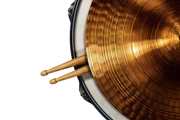 2本の木製のドラムスティックを持つスネアドラム上の黄金の色のシンバルのクローズアップは 白い背景に隔離されています 打楽器 — ストック写真