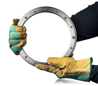 Koruyucu iş eldivenli iki el, fotokopi alanı olan boş bir metal kapı tutar, beyaz arka plan ve yansımalar, fotoğrafçılık. 