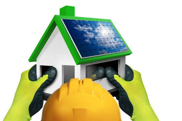 屋根の上にソーラーパネル付きの小さなモデルハウスを保持保護作業手袋とオレンジハード帽子と建設労働者 白い背景に隔離されている 再生可能エネルギーの概念 — ストック写真