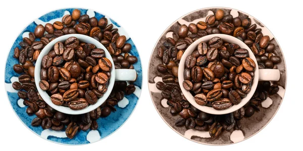 白い背景に単離された焙煎コーヒー豆の完全な2つのカップのクローズアップ トップビュー — ストック写真