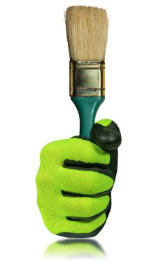 Koruyucu iş eldivenleriyle manuel işçi elinde yeşil saplı kullanılmış bir boya fırçası, beyaz arka planda yansımaları ve fotoğraflarıyla izole edilmiş..