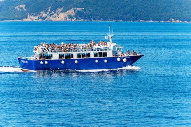 LA SPEZIA, İtalya - 14 Temmuz 2022: La Spezia Körfezi 'nde hareket halindeki turistlerle dolu mavi feribot veya turnuva teknesi Cinque Terre, Akdeniz, Liguria, İtalya, Avrupa.