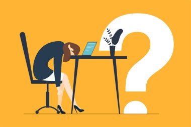 Yorgun, bitkin, yorgun, üzgün, sıkıcı bir kadın dizüstü bilgisayarda otururken büyük bir soru işaretiyle. Hüsrana uğramış işçi akıl sağlığı problemi. Profesyonel tükenme sendromu. Uzun iş günü.