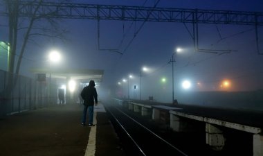 Tren tren istasyonuna varır. Gece, sis, Rusya