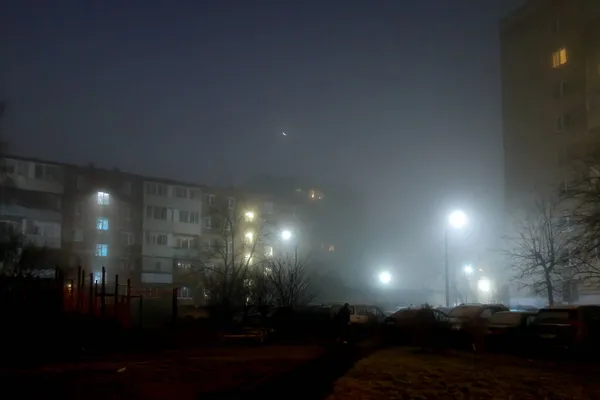 Нічне Місто Тумані Молодий Місяць Небі Рано Вранці — стокове фото
