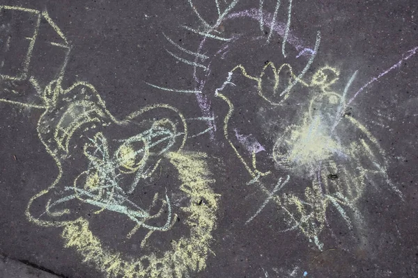 Ζωγραφίζει Ένα Παιδί Στο Δρόμο Στο Πεζοδρόμιο Στο Πεζοδρόμιο — Φωτογραφία Αρχείου