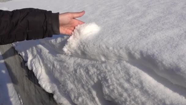 Hombre Tira Nieve Con Mano Movimiento Suave Mano Por Nieve — Vídeos de Stock