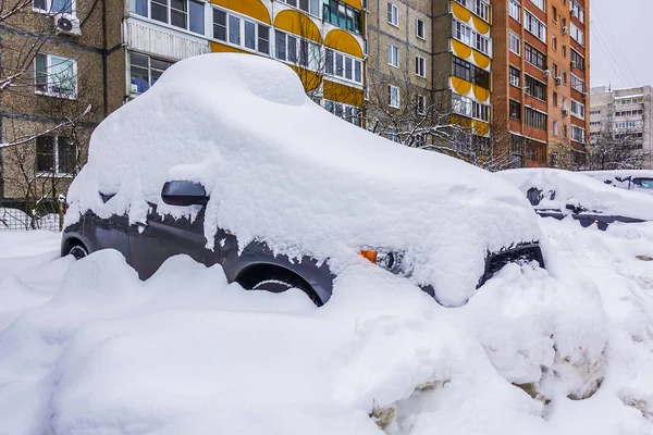 Bilen Täckt Snö Vintern Ryssland — Stockfoto