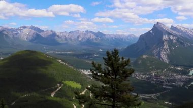 Doğa duvar kağıtları. Dağ ormanı, mavi su nehri, bulutlu gökyüzü. Banff Ulusal Parkı, Kanada