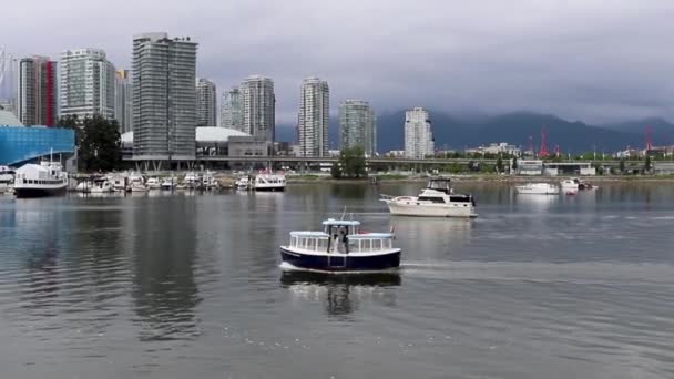 Stadtbild Innenstadt Tagsüber Wolkenkratzer Wasser Und Yachthäfen Wassertaxi Durch Den — Stockvideo