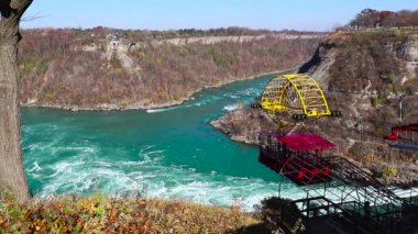 Hızlı, mavi bir nehrin üzerinde, ipin üzerinde, güneşli bir günde, Whirpool aero arabası.