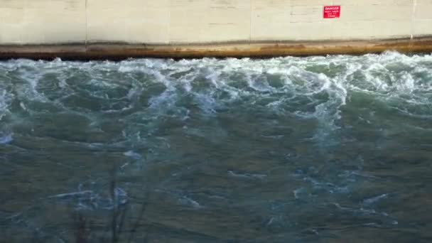 Vesivoimala Kiehuvaa Vettä Virtaa Joessa Ympäristöystävällinen Energia Vanha Asema — kuvapankkivideo