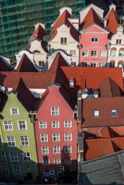 Gdansk, Polonya Tarihi tuğla renkli bina, kırmızı çatılar ve Baltık deniz kanalı. Güneşli bir gün, bahar zamanı. Hava görünümü.