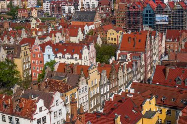 Gdansk, Polonya Tarihi tuğla renkli bina, kırmızı çatılar ve Baltık deniz kanalı. Güneşli bir gün, bahar zamanı. Hava görünümü.