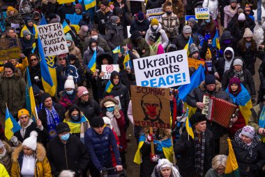 Ukrayna 'nın ve Rus saldırısına karşı gösterilen destek. Rusya 'nın Ukrayna' daki savaşına karşı protestocular, bayrak ve Ukrayna bayrakları taşıyorlar.. 