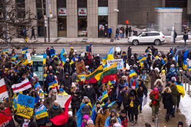 Ukrayna 'nın ve Rus saldırısına karşı gösterilen destek. Rusya 'nın Ukrayna' daki savaşına karşı protestocular, bayrak ve Ukrayna bayrakları taşıyorlar.. 