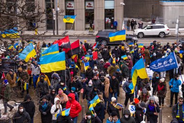 Ukrayna 'nın ve Rus saldırısına karşı gösterilen destek. Rusya 'nın Ukrayna' daki savaşına karşı protestocular, bayrak ve Ukrayna bayrakları taşıyorlar.. 