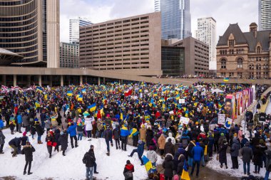 Ukrayna 'nın ve Rus saldırısına karşı gösterilen destek. Rusya 'nın Ukrayna' daki savaşına karşı protestocular, bayrak ve Ukrayna bayrakları taşıyorlar.. 