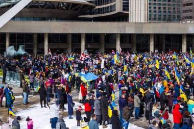 Ukrayna 'nın ve Rus saldırısına karşı gösterilen destek. Rusya 'nın Ukrayna' daki savaşına karşı protestocular, bayrak ve Ukrayna bayrakları taşıyorlar.. 