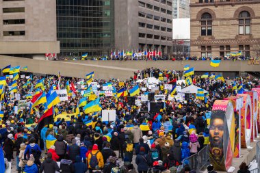 Ukrayna 'nın ve Rus saldırısına karşı gösterilen destek. Rusya 'nın Ukrayna' daki savaşına karşı protestocular, bayrak ve Ukrayna bayrakları taşıyorlar.. 