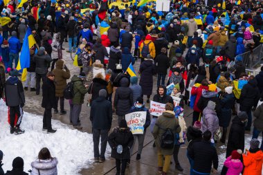 Ukrayna 'nın ve Rus saldırısına karşı gösterilen destek. Rusya 'nın Ukrayna' daki savaşına karşı protestocular, bayrak ve Ukrayna bayrakları taşıyorlar.. 