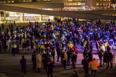 Ukrayna 'nın ve Rus saldırısına karşı gösterilen destek. Rusya 'nın Ukrayna' daki savaşına karşı protestocular, bayrak ve Ukrayna bayrakları taşıyorlar.. 