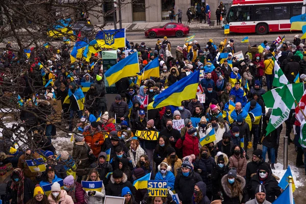 Ukrayna 'nın ve Rus saldırısına karşı gösterilen destek. Rusya 'nın Ukrayna' daki savaşına karşı protestocular, bayrak ve Ukrayna bayrakları taşıyorlar.. 