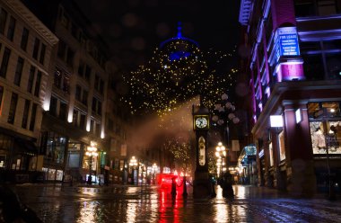 Vancouver British Columbia, Kanada - Gece yağmurdan sonra şehrin ışıklarını yaktı. Şehir merkezi simgesi, Buhar Saati.