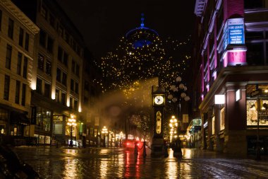 Vancouver British Columbia, Kanada - Gece yağmurdan sonra şehrin ışıklarını yaktı. Şehir merkezi simgesi, Buhar Saati.