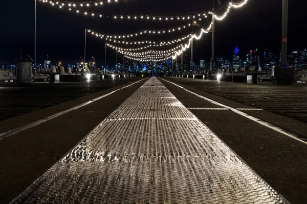Nabrzeże Nocy Molo Girlandami Miejscowość Turystyczna Tle Śródmieścia Oświetlone Światło — Zdjęcie stockowe